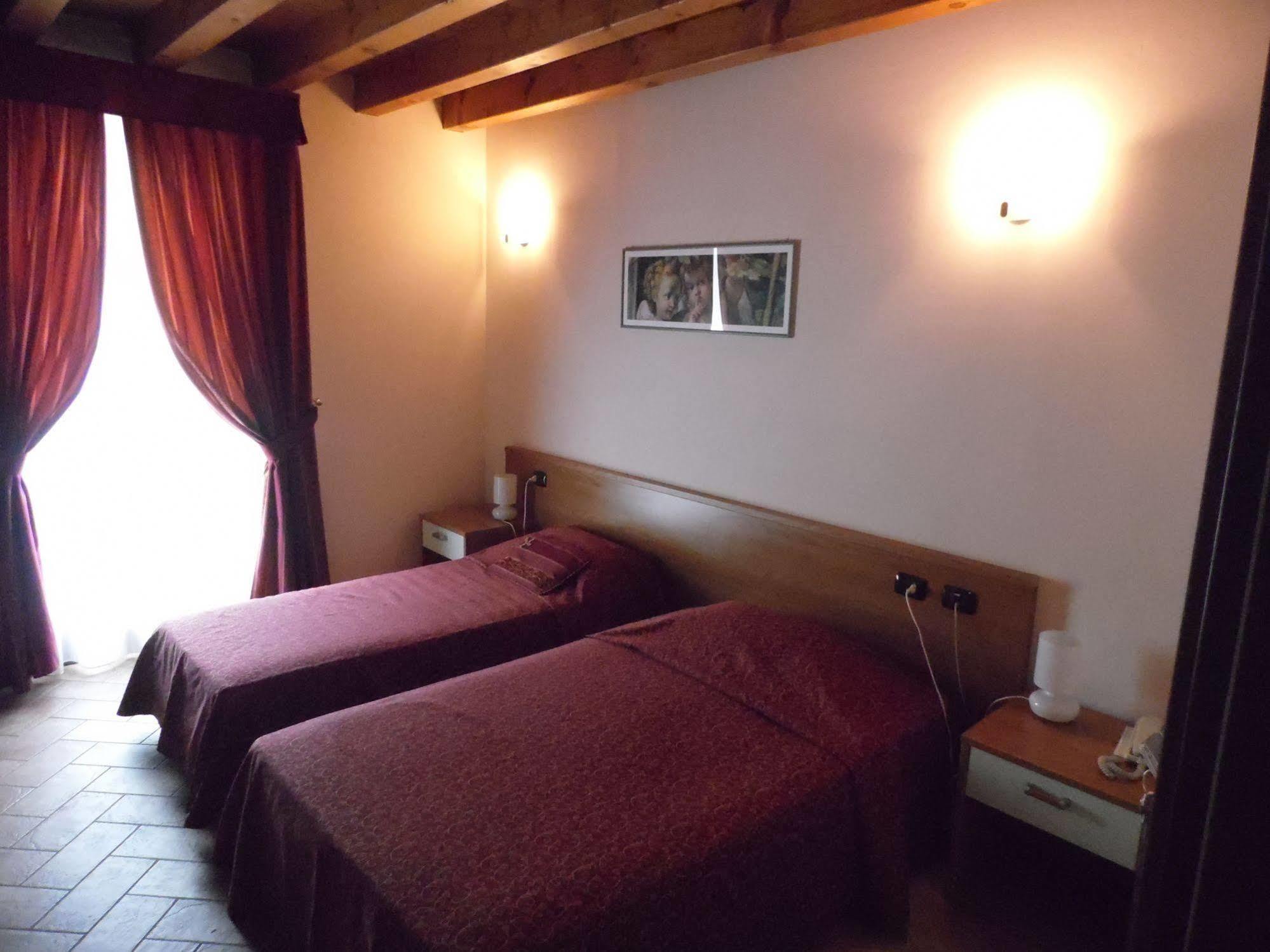 Hotel Agli Ulivi Valeggio sul Mincio Kültér fotó